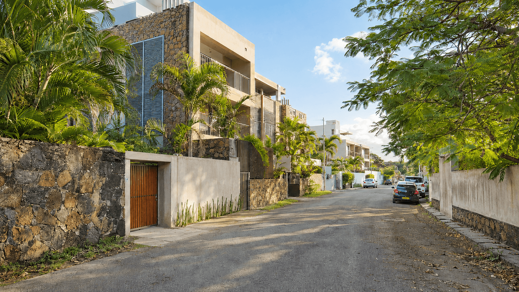 Rue résidentielle moderne à Maurice, avec aménagement paysager tropical et appartements destinés aux acheteurs vivant à l’étranger
